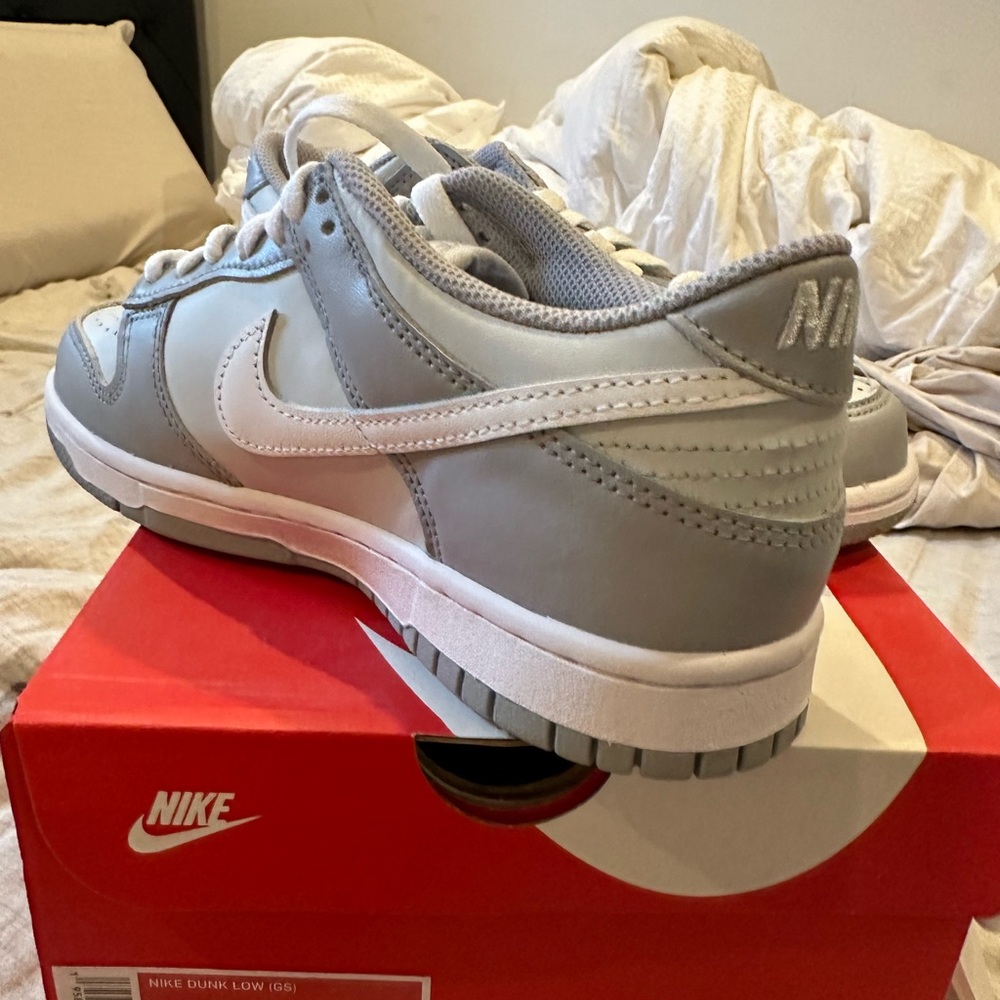 NWT platinum wolf grey women’s Dunks size 7